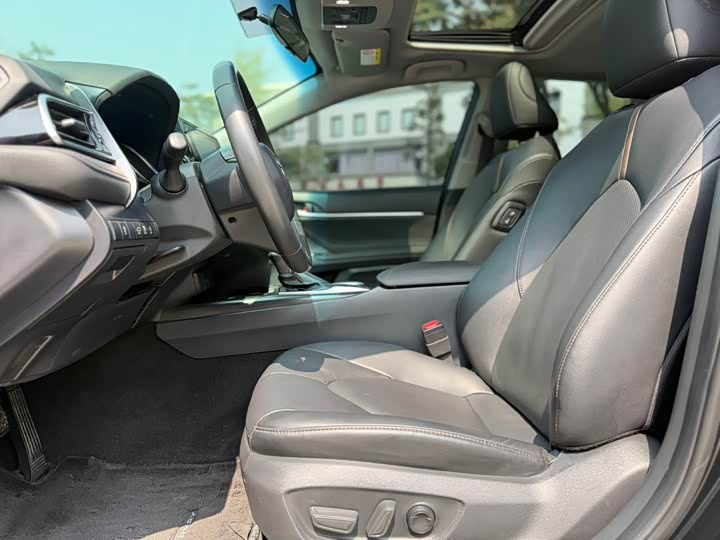 Фото 5 - Toyota Camry