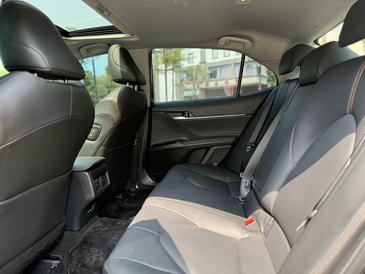 Фото 7 - Toyota Camry