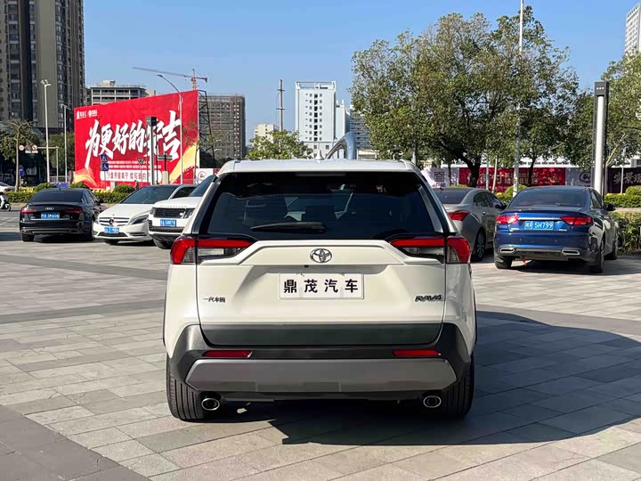 Фото 4 - Toyota RAV4