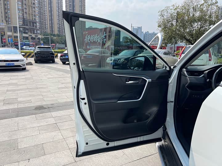 Фото 9 - Toyota RAV4