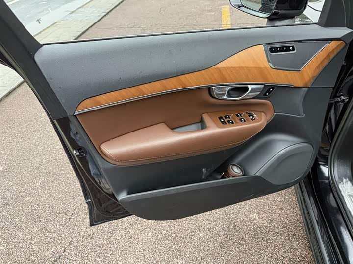 Фото 6 - Volvo XC90