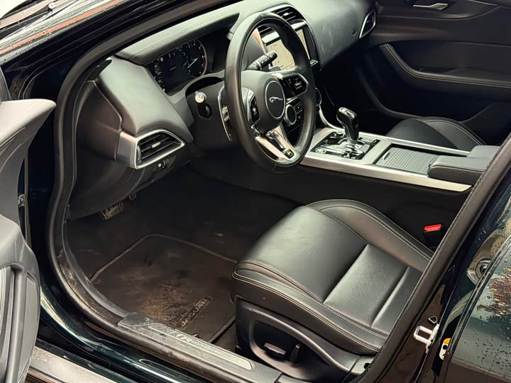 Фото 4 - Jaguar XE L