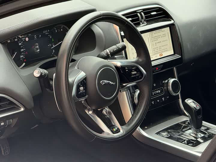 Фото 6 - Jaguar XE L