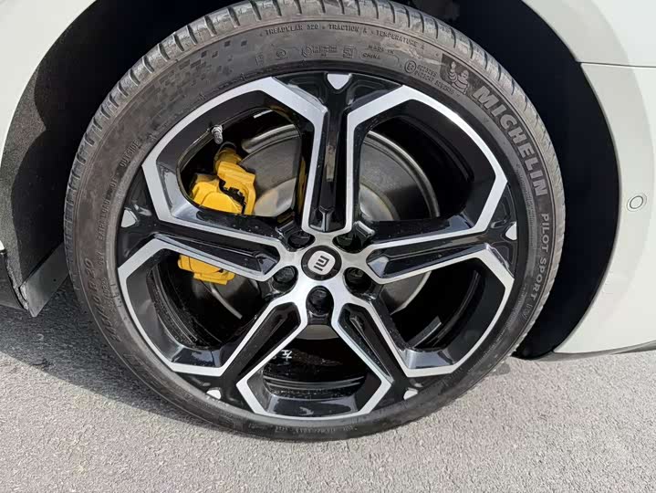 Фото 9 - Xiaomi SU7