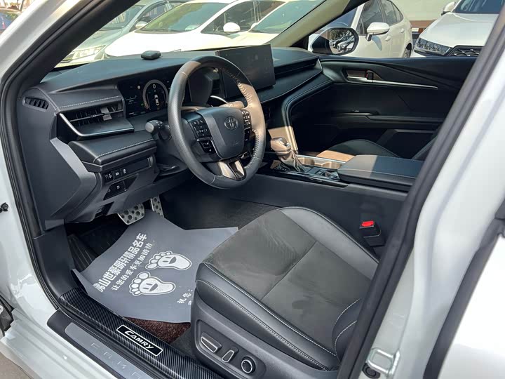 Фото 4 - Toyota Camry