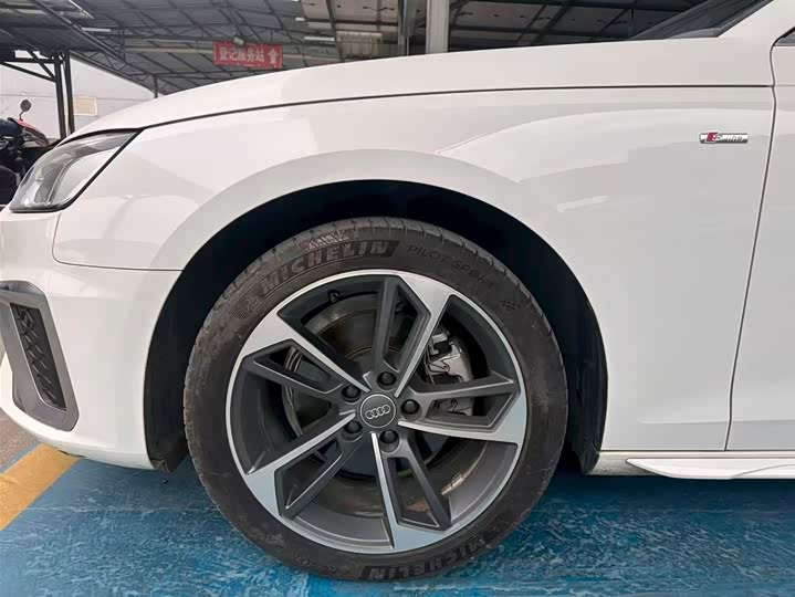 Фото 9 - Audi A4L