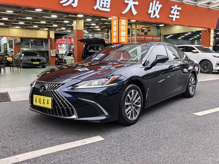 Фото 1 - Lexus ES