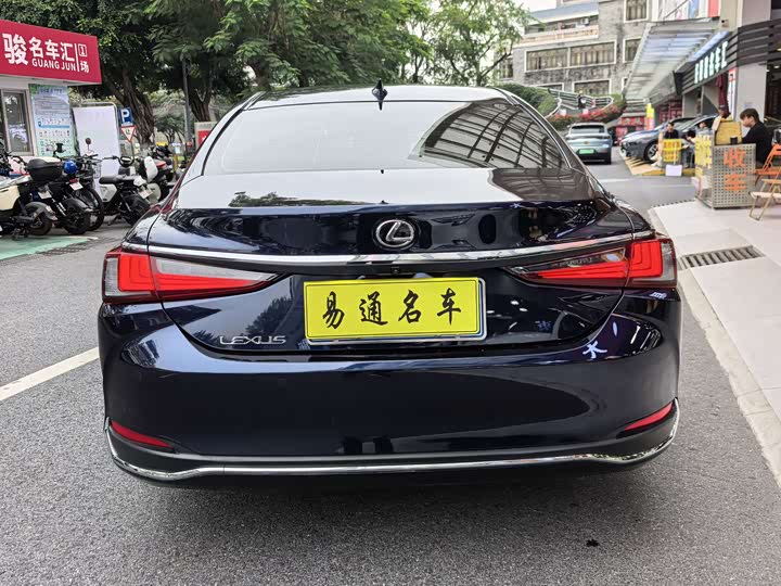 Фото 8 - Lexus ES