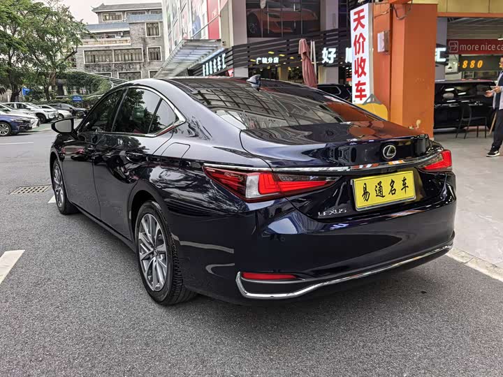 Фото 9 - Lexus ES