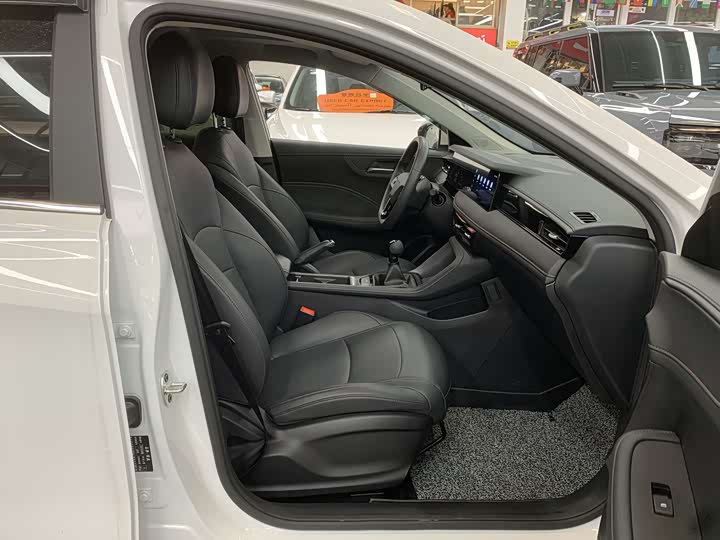 Фото 9 - Roewe i5