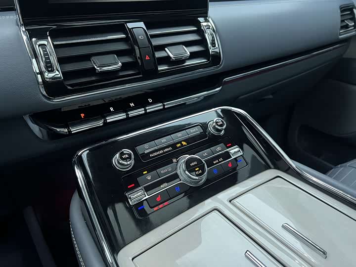 Фото 8 - Lincoln Navigator