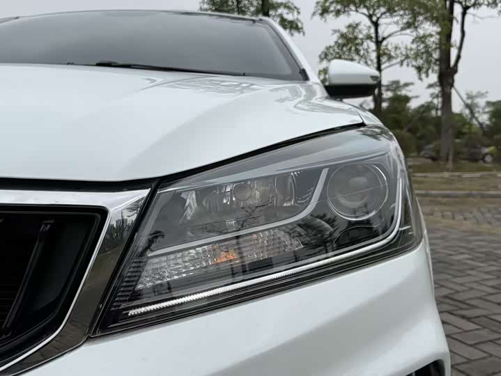 Фото 4 - Geely Emgrand