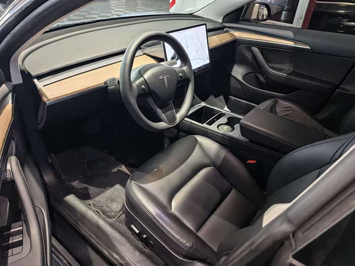 Фото 6 - Tesla Model 3