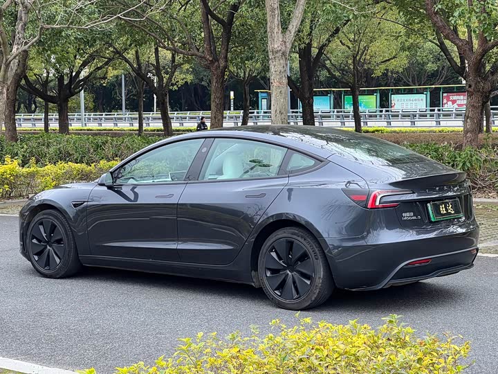 Фото 9 - Tesla Model 3