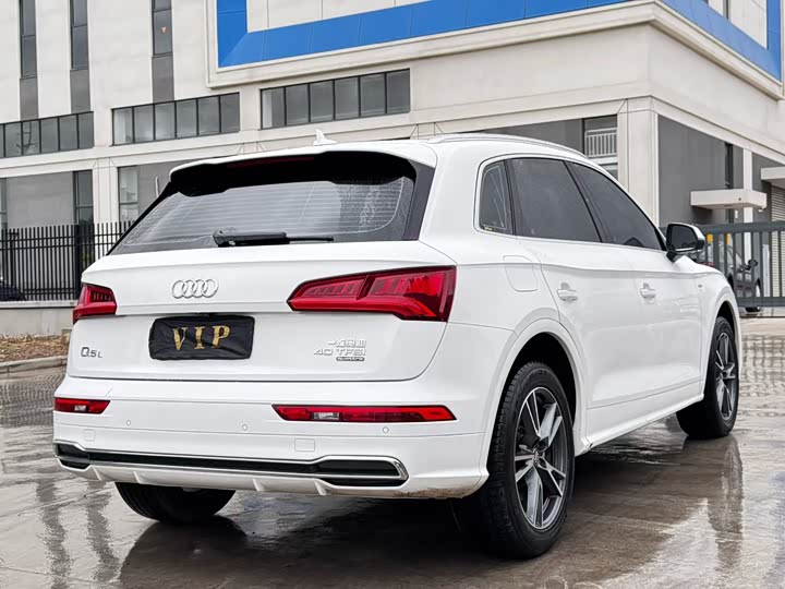 Фото 9 - Audi Q5L