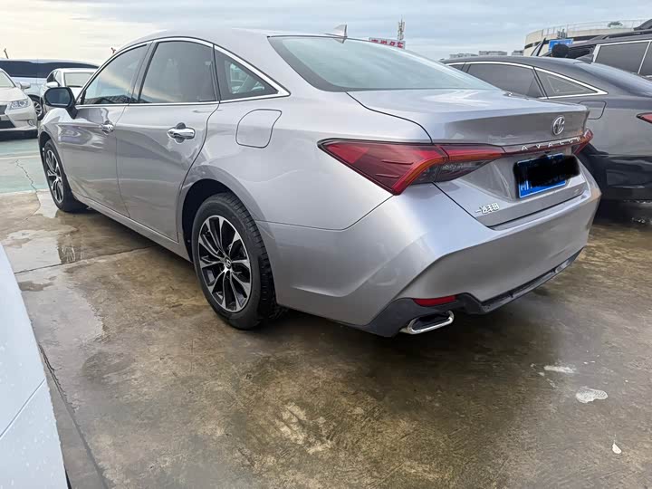Photo 7 - Toyota Avalon
