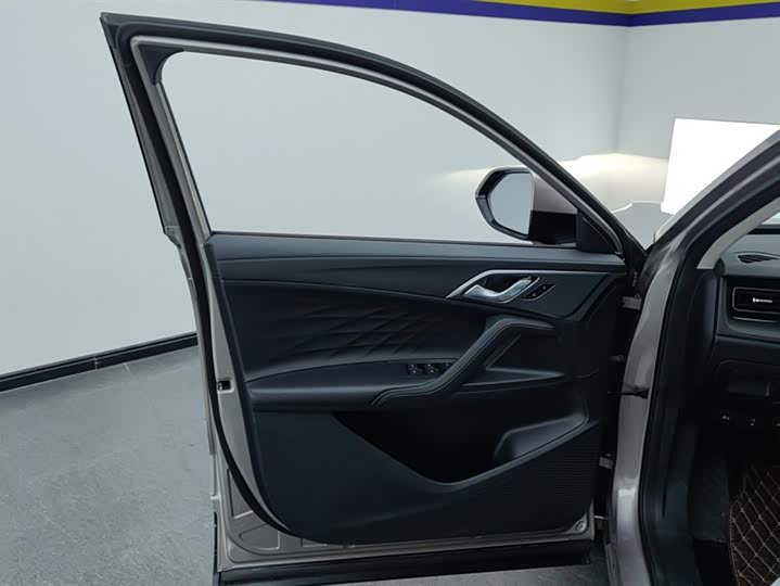 Photo 7 - Roewe RX5 Hybrid