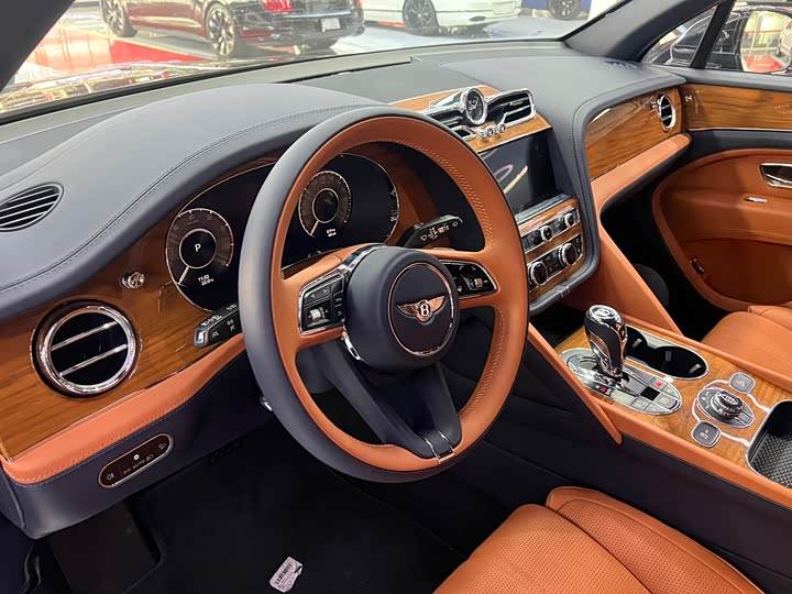 Фото 11 - Bentley Bentayga