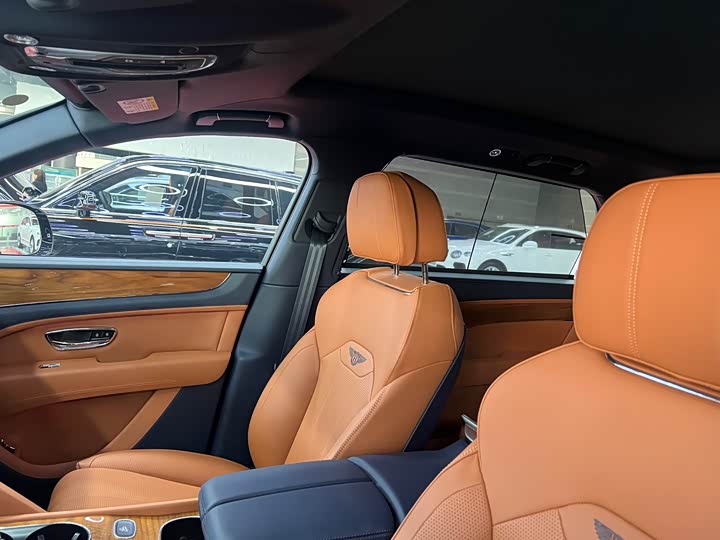 Фото 13 - Bentley Bentayga