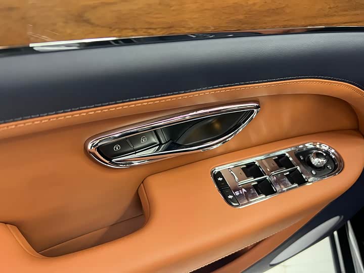 Фото 17 - Bentley Bentayga