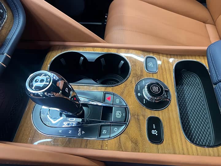 Фото 18 - Bentley Bentayga