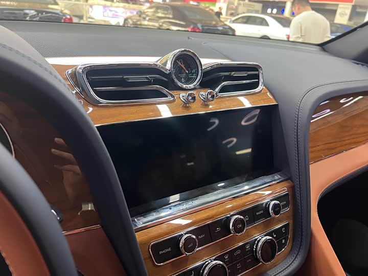 Фото 20 - Bentley Bentayga