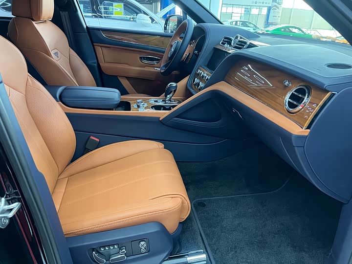 Фото 21 - Bentley Bentayga