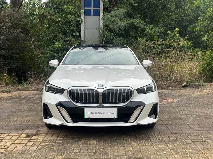 Фото 2 - BMW i5