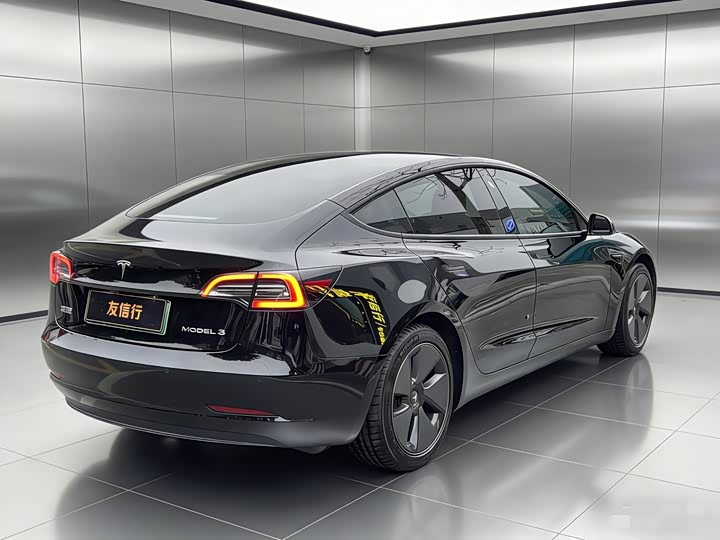 Фото 4 - Tesla Model 3