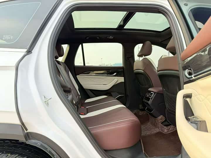 Фото 9 - Geely Monjaro