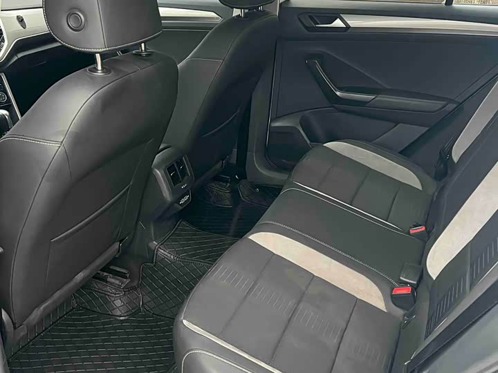 Фото 8 - Volkswagen T-Roc