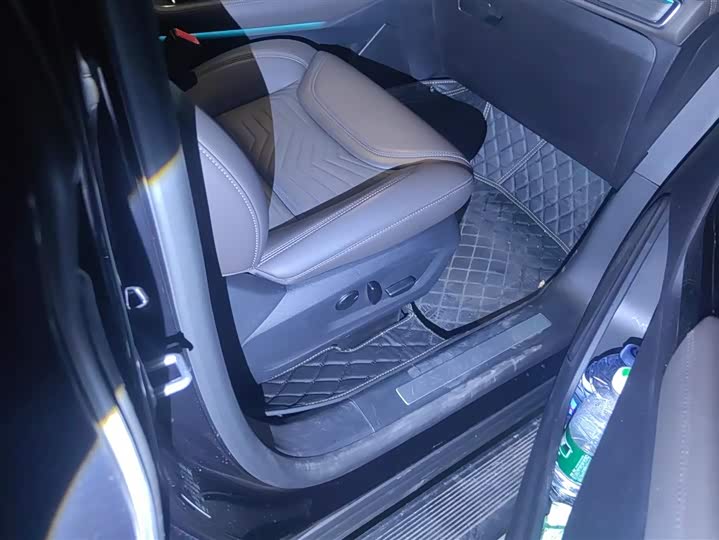 Фото 8 - Ford Explorer