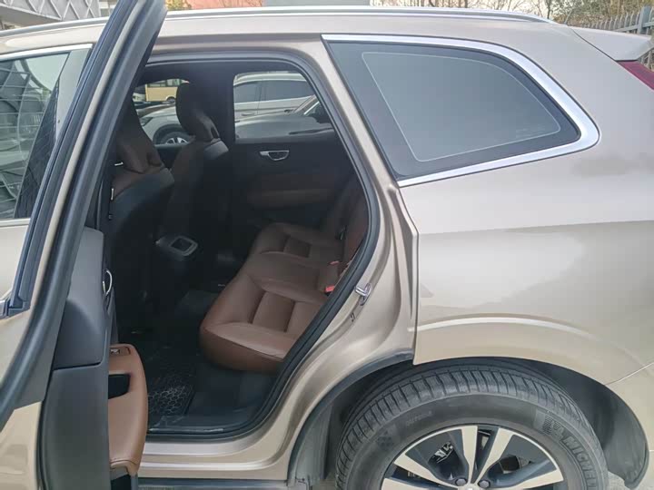 Фото 4 - Volvo XC60