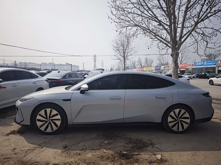 Photo 3 - Geely Galaxy E8