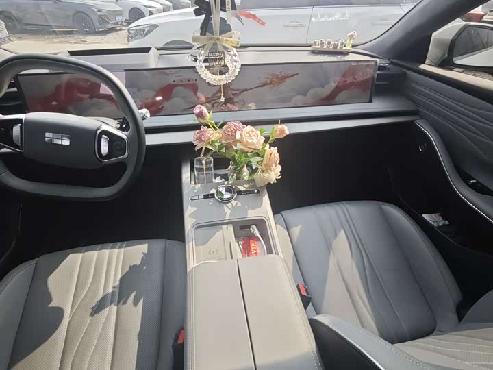 Photo 5 - Geely Galaxy E8