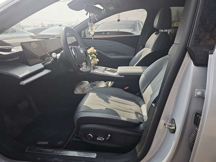 Photo 8 - Geely Galaxy E8