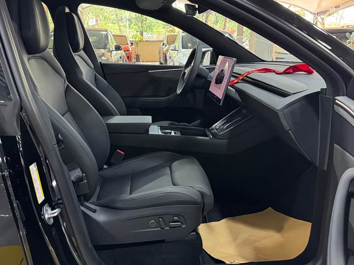 Photo 5 - Tesla Model Y