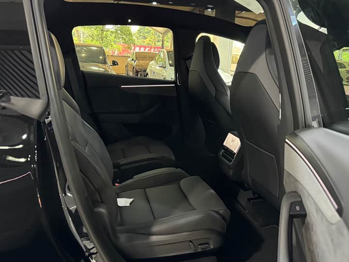 Photo 8 - Tesla Model Y