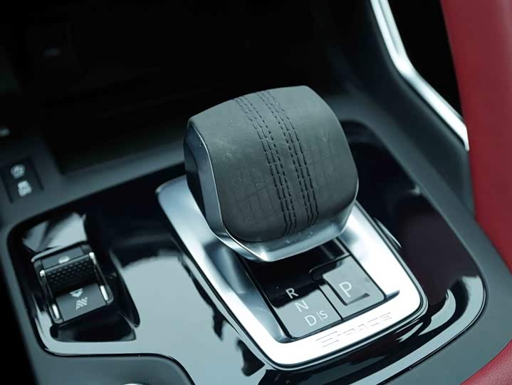 Фото 9 - Jaguar E-Pace