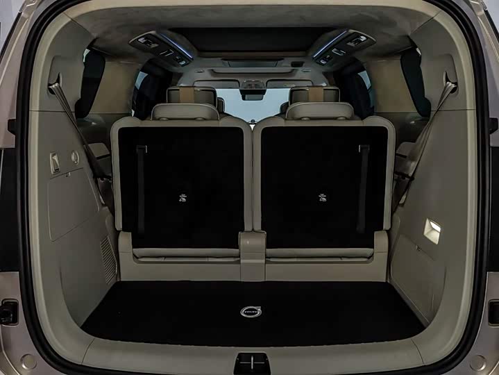 Photo 6 - Volvo EM90