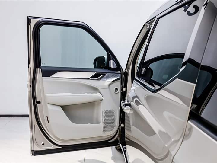 Photo 8 - Volvo EM90