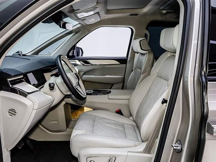 Photo 9 - Volvo EM90