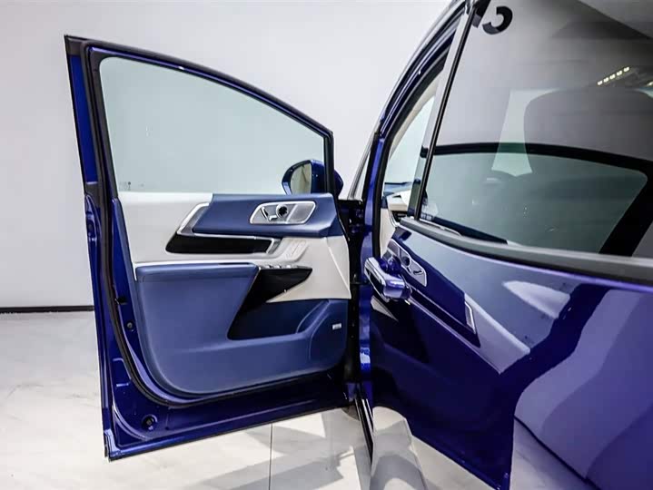 Photo 8 - Buick GL8 Century