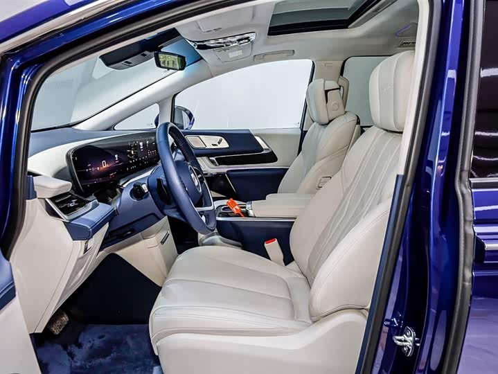 Photo 9 - Buick GL8 Century