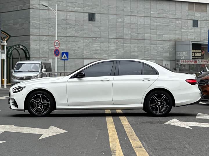 Фото 4 - Mercedes-Benz E-Class