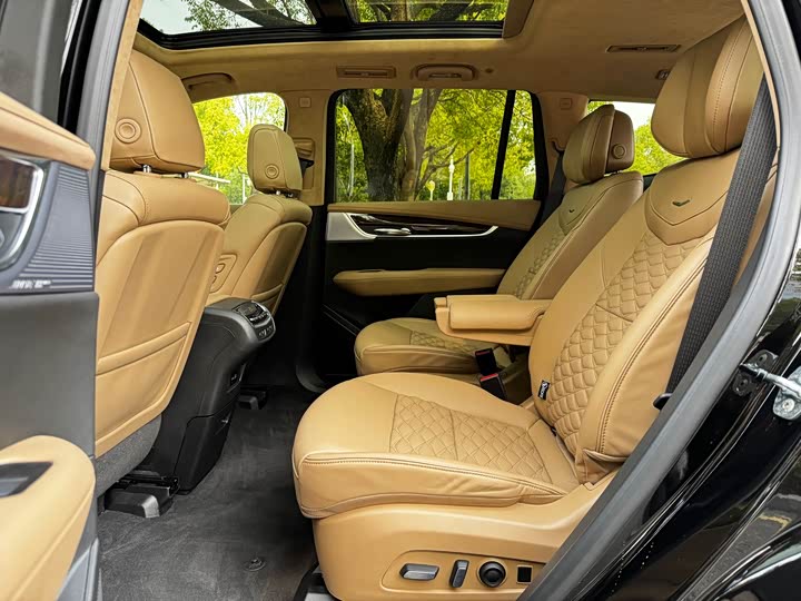 Фото 6 - Cadillac XT6