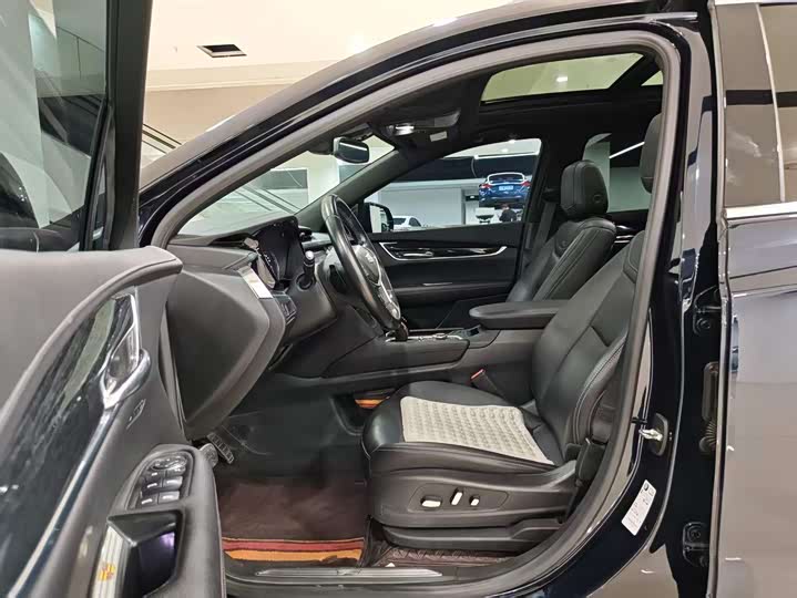 Фото 6 - Cadillac XT5