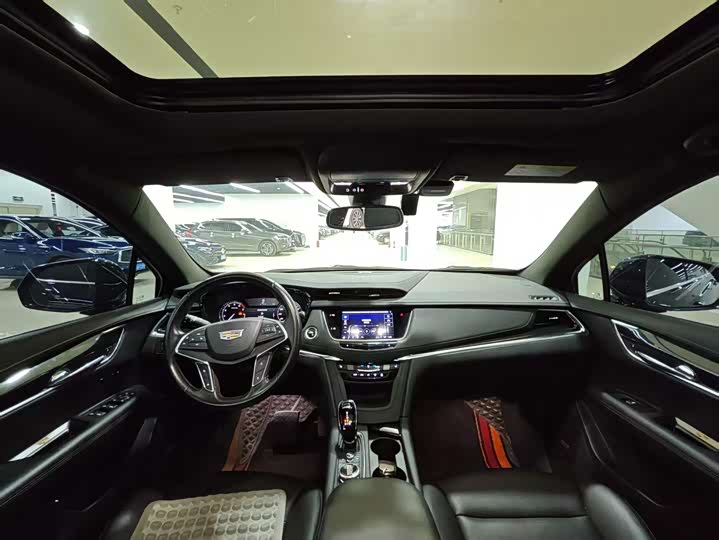 Фото 8 - Cadillac XT5