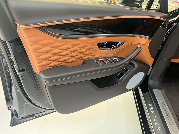 Фото 13 - Bentley Flying Spur