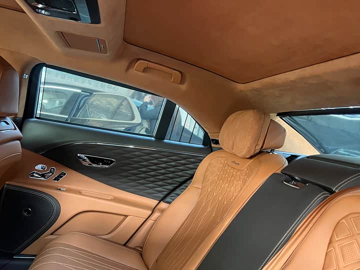 Фото 18 - Bentley Flying Spur